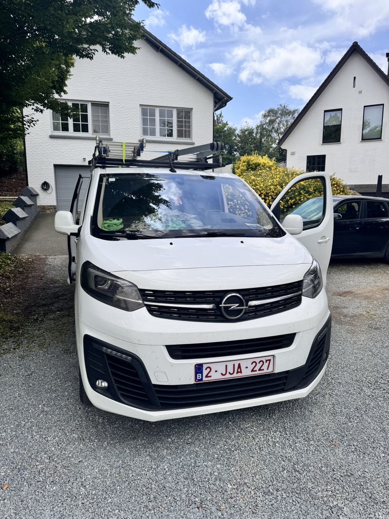 De werkwagen van AJ Cleaning uitgerust met laddersysteem